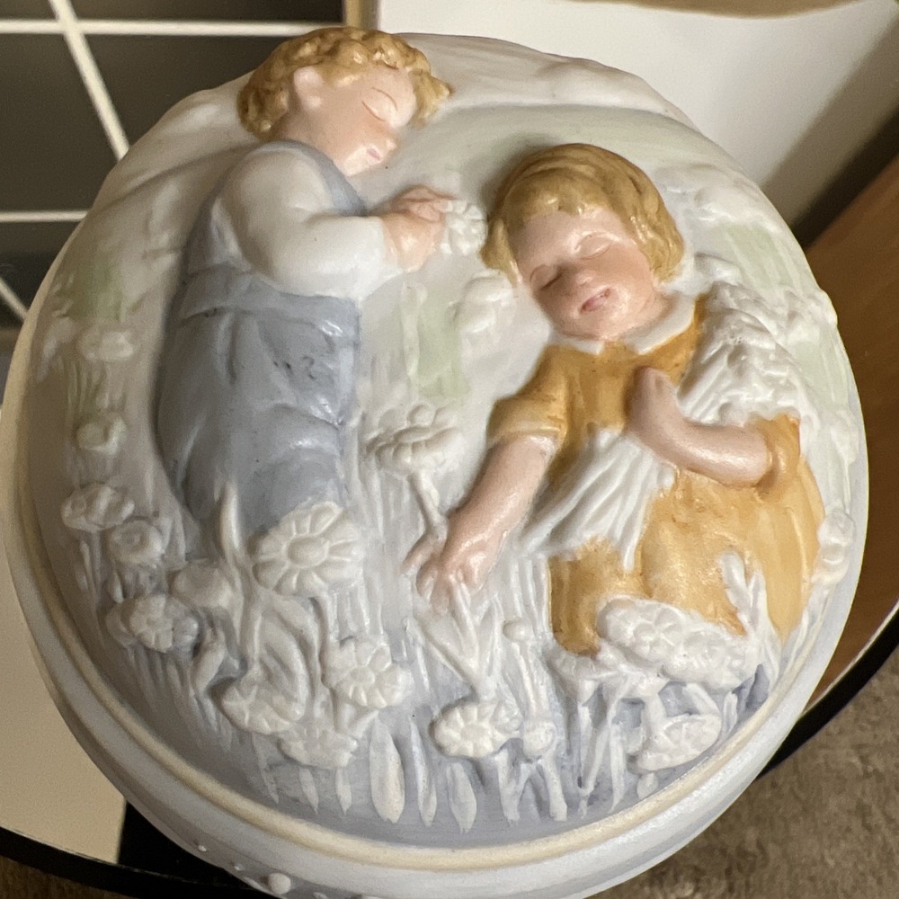 MUSICAL / TRINKET BOX - GOLDEN‎ DREAMS Porcelain, Hand Painted, AVON 1985 - MINT